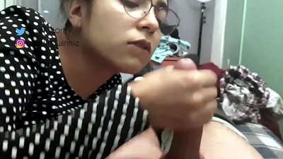 Manfarita kun finaĵo en la mano - multe da lakto