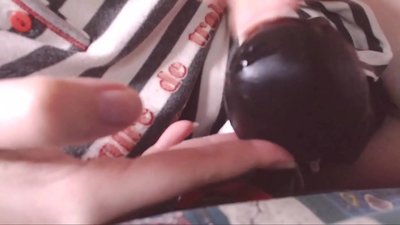 Prenu ĉi tiun grandan nigran kokon en vian buŝon sklaveton