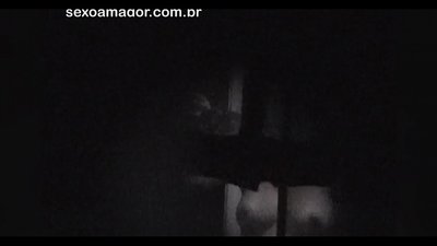 Blondie estas sekrete filmita fare de najbara voyeur kaŝita malantaŭ kavaj brikoj